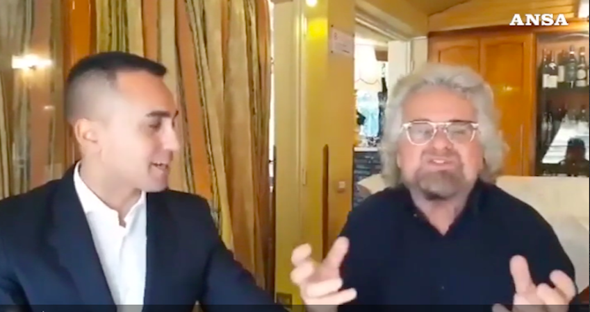 Frame del video della conferenza di Beppe Grillo e Luigi Di Maio.