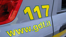 Guardia di Finanza:: 117 e indirizzo web su auto di servizio.