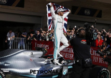 Lewis Hamilton festeggia il suo sesto Mondiale dopo il Gp Usa.