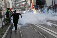 Hong Kong, la polizia lancia lacrimogeni durante le manifestazioni di protesta.