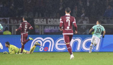 Lautaro Martinez segna il gol dell'1-0 per l'Inter contro il Torino.