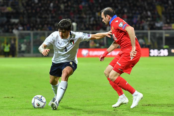 Sandro Tonali in azione nella partita contro l'Armenia vinta dall'Italia per 9-1..