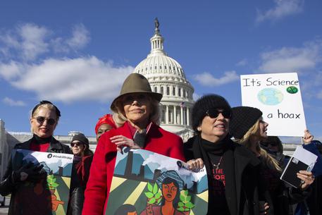 Sit-in di Jane Fonda di fronte a Capitol Hill in Washington, in protesta per l'uscita di Usa dall'accordo di Parigi del clima.