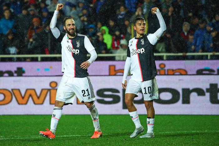 Paulo Dybala e Gonzalo Higuain salutano i tifosi dopo il gol che porta in vantaggio la Juventus sull'Atalanta..