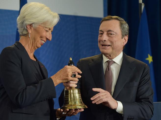 Christine Lagarde riceve la campana della Bce dal suo predecessore Mario Draghi.