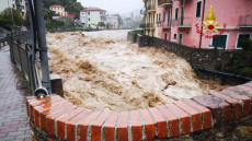 Un torrente ingrossato a causa del forte maltempo in Liguria,