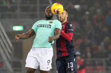 Mattia Bani cerca di fermare Romelu Lukaku durante la partita Bologna - Inter.