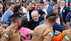 Luiz Inacio Lula da Silva festeggiato dai suoi sostenitori all'uscita dal carcere. Immagine d'archivio.