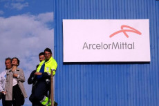 Operai davanti alla fabbrica Arcelor Mittal a Taranto