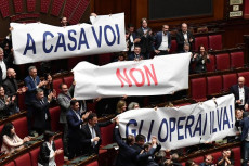Tensioni in Aula alla Camera sulla vertenza dell'ex Ilva. I deputati della Lega hanno esposto dei cartelli con la scritta "A casa voi, non gli operai dell'Ilva", gridando ''elezioni, elezioni''
