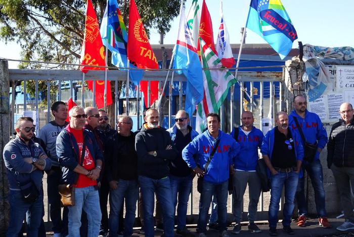 Un momento dello sciopero di 24 ore indetto da Fim, Fiom e Uilm nello stabilimento siderurgico di Taranto e negli altri siti del Gruppo ArcelorMittal, Taranto,