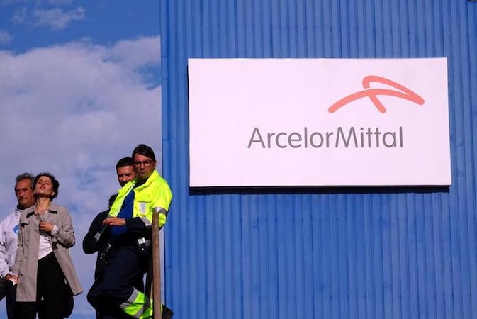 Operai davanti alla fabbrica Arcelor Mittal a Taranto