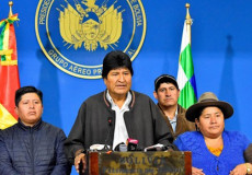 Evo Morales si dimette da presidente della Bolivia.
