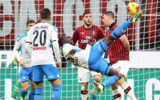 Kalidou Koulibaly tenta il gol di rovesviata nella partita pareggiata dal Napoli a San Siro contro il Milan..
