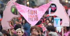 Un momento della manifestazione contro la violenza di genere "Non una meno in stato di agitazione permanente",