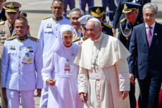 Papa Francesco è ricevuto dalla cugina suor Ana Rosa Sivori al suo arrivo all'aeroporto di Bangkok.