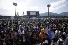La folla nel campo di baseball di Nagasaki durante la Messa officiata da Papa Francesco.