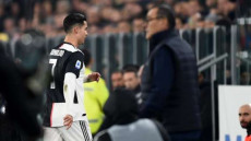 Un Ronaldo arrabbiato esce sustituito da Sarri durante la partita contro il Milan