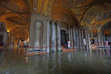 L'interno della Basilica di San Marco inondata con 1,20 mt. di acqua alta.