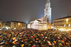 Dopo aver riempito piazza Maggiore a Bologna, il popolo delle sardine riempie anche Piazza Grande a Modena