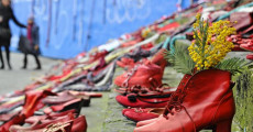 Scarpe rosse esposte in piazza SS. Annunziata in occasione dell'iniziativa 'Scarpe rosse, trecce e solidarietà' per dire no alla violenza sulle donne, a Firenze,