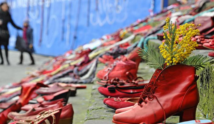 Scarpe rosse esposte in piazza SS. Annunziata in occasione dell'iniziativa 'Scarpe rosse, trecce e solidarietà' per dire no alla violenza sulle donne, a Firenze,