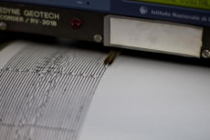 Un vecchio sismografo, ancora in uso, riporta su uno dei tracciati.