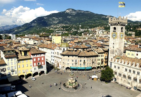 Piazza Duomo. Panoramica di Trento.