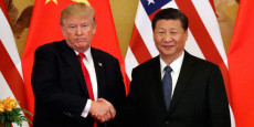 Trump ed il presidente cinese Xi Ping posano per una fotografia al Vertice del G20 a Osaka, nel giugno 2019.