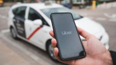 L'applicazione Uber aperta in un telefonino per il servizio di trasporto.