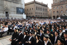 La cerimonia di laurea degli studenti dell’università di Bologna in piazza Maggiore,