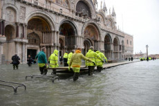 Venezia, acqua alta quota 160 sul medio mare.