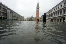 Acqua alta a Piazza San Marco, Venezia.
