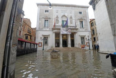 Venezia: vista del Teatro La Fenice con l'acqua alta a 160 centimetri..