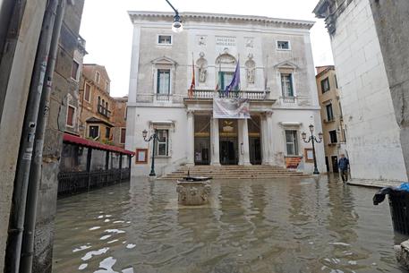 Venezia: vista del Teatro La Fenice con l'acqua alta a 160 centimetri..