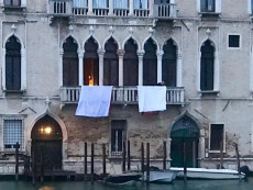 Referendum: lenzuola bianche esposte sui balconi a Venezia dai separatisti.