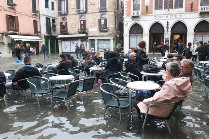 Turisti e residenti riprendono la vita normale a Venezia. Bevendo l'aperitivo in piazza.
