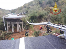 E' una frana la causa del crollo di una porzione di viadotto lungo l'autostrada A6 Torino-Savona