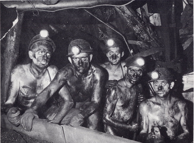 Minatori in una miniera di carbone