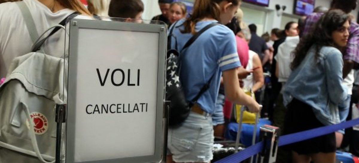 Viaggiatori di Alitalia al check-in dell'aeroporto.