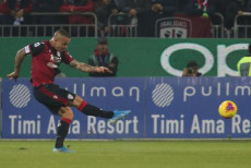 Radja Nainggolan in azione nella partita vinta dal Cagliari contro la Sampdoria.