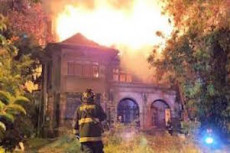 Pompieri sul luogo dell'incendio della Casa d'Italia a Viña del Mar, in Cile.