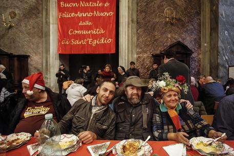 Un momento durante il pranzo di Natale per i poveri della Comunità di Sant'Egidio alla Basilica di Santa Maria in Trastevere.