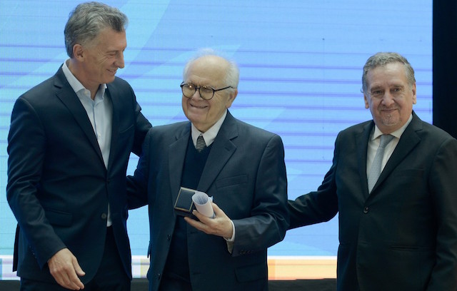 Il presidente Mauricio Macri consegna il diploma di "Scientifico dell'anno" a Conrado Varotto.
