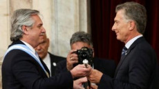 Il nuovo presidente di Argentina Alberto Fernandez riceve da Mauricio Macri.