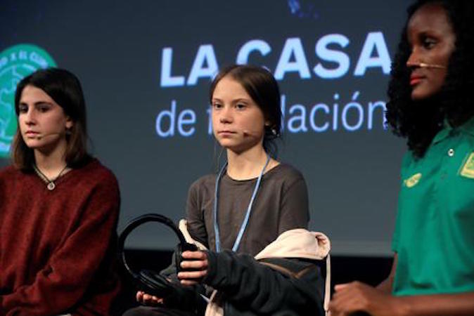 Greta Thunberg ed alcune adolescenti del movimento Fridays for Future a Madrid per la Cop25 sul clima. Archivio.