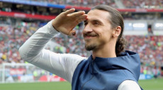 L'attaccante svedese Zlatan Ibrahimovic saluta i tifosi.