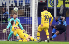 Romelu Lukaku contro Neto nella partita di Champions League Inter- Barcellona a San Siro.