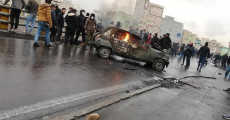 Iran, un veicolo brucia durante le proteste.