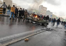 Iran, un veicolo brucia durante le proteste.
